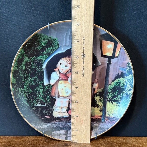 M.J. HUMMEL Collector Plate Little Companions “Stormy Weather" - Picture 4 of 7